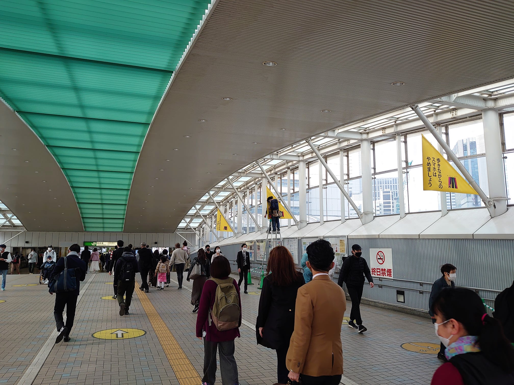 【No.144】田町駅連絡通路の歩きスマホ対策が強化！