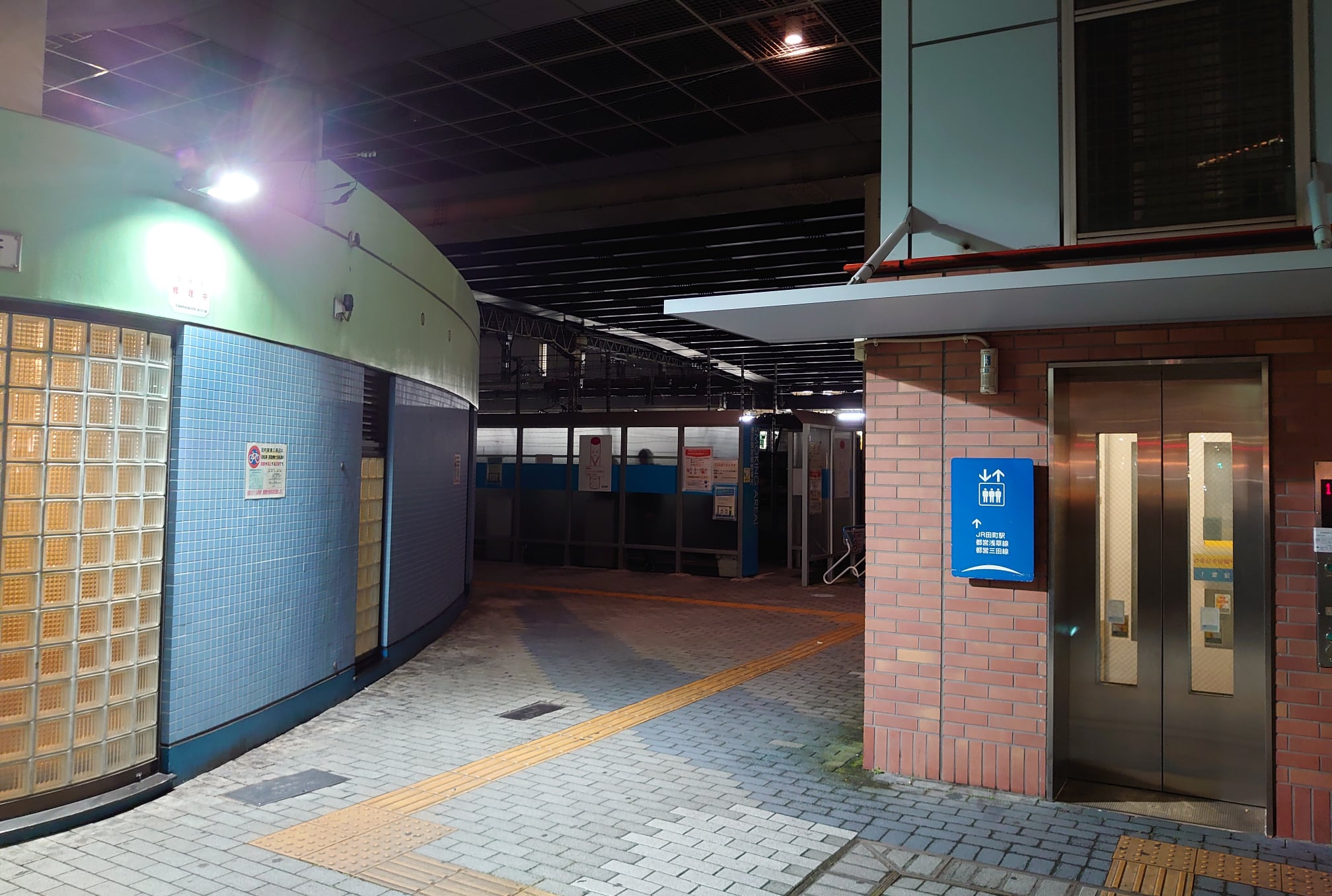 【No.157】田町駅東口エレベータ前の照明が回復しました