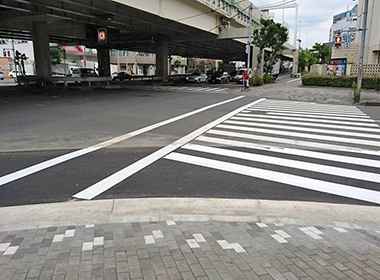 「汐彩橋交差点」横断歩道の水たまり解消のための工事が完了しました。