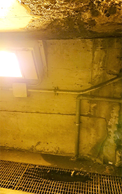 「提灯殺し」のガード下で起きた天井崩落の緊急的な対応をしました。