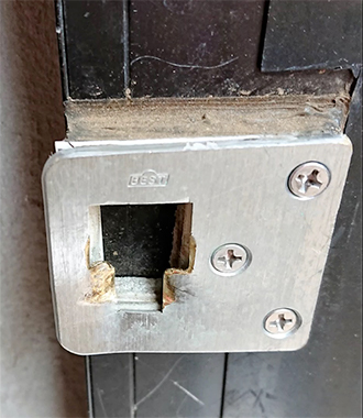 芝浦アイランドプラタナス公園のトイレの鍵の応急修理をしました。